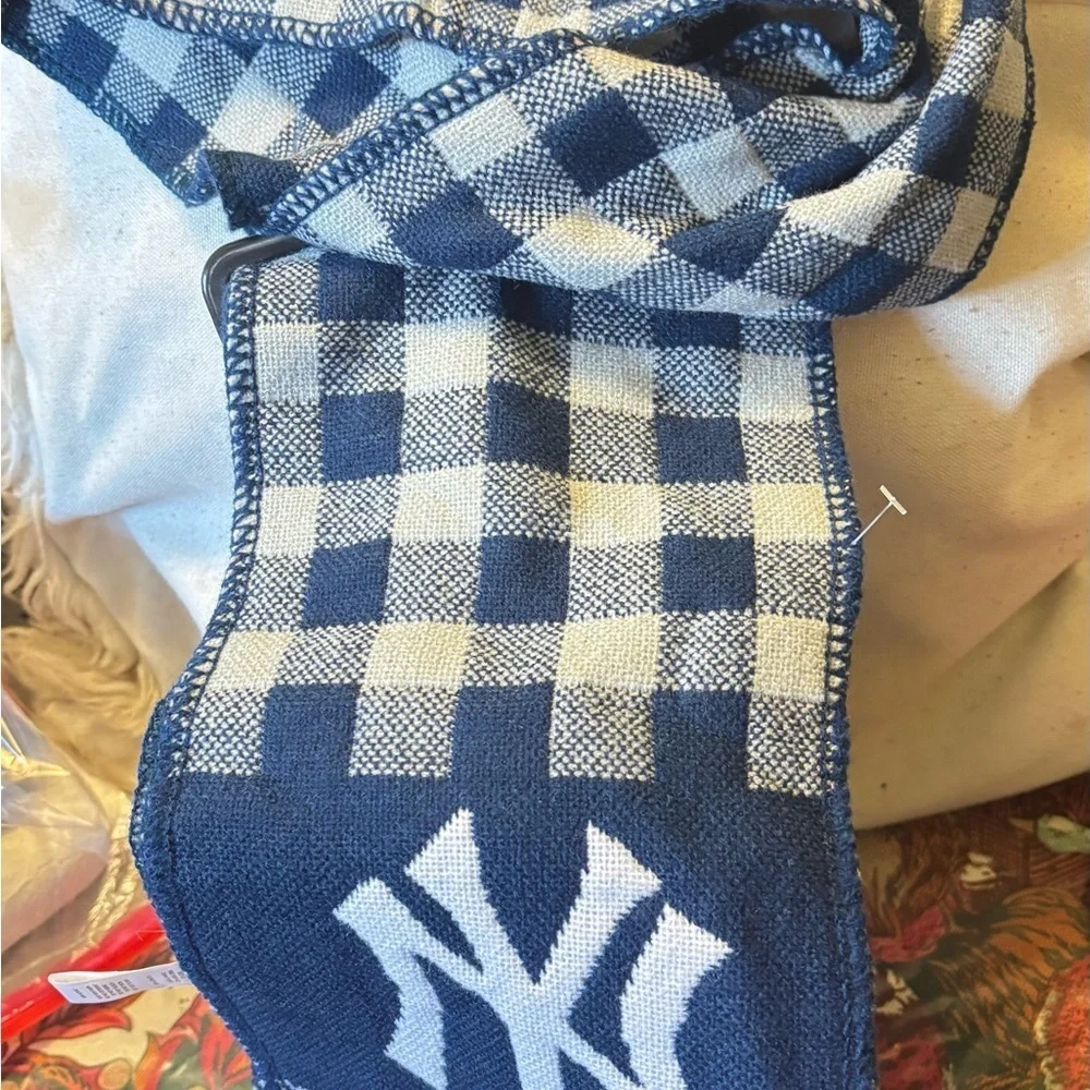 FOCO New York Yankees reversible retro scarf
